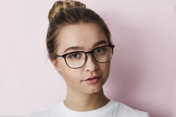 Cleveres Mädchen Mit Brille Gegen Rosa — Stockfoto