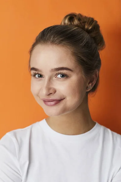 Narancs Csinos Lány Portréja — Stock Fotó
