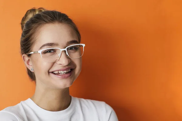 Sorrindo Óculos Menina Contra Fundo Laranja — Fotografia de Stock