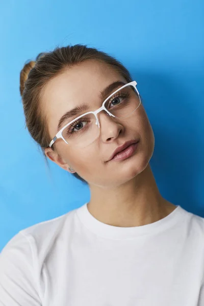 Menina Fundo Azul Óculos Retrato — Fotografia de Stock