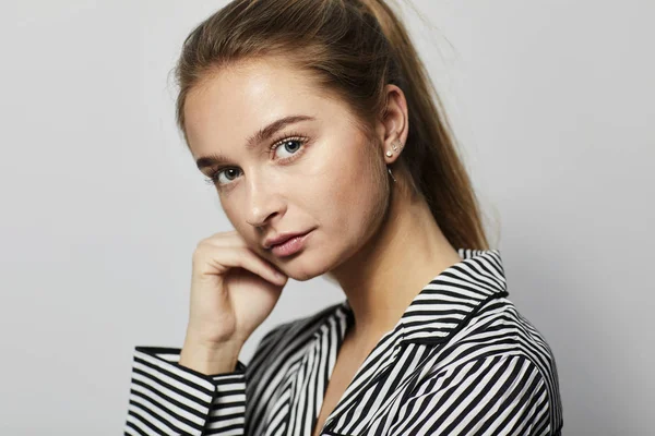 Ganska Ung Kvinna Randig Pyjamas Porträtt — Stockfoto