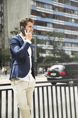 Yakışıklı olan şehirde akıllı telefon