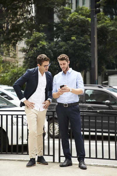 Двоє Чоловіків Міста Дивляться Смартфон — стокове фото