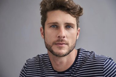 Mavi gözlü yakışıklı olan Studio, portre