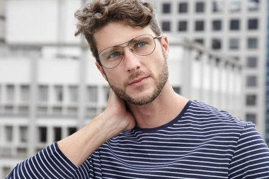 Şehir, düşünceli adam uzağa arıyorsunuz