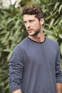 Çizgili üst adam arıyor, uzağa arıyorsunuz iyi