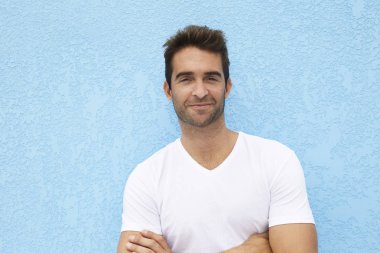 Mavi arka plan karşı adam portresi