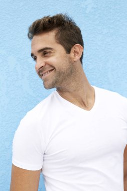Mutlu adam uzakta beyaz t-shirt arıyorsunuz