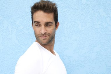 Beyaz gömlekli adam kollamaya gülümseyen