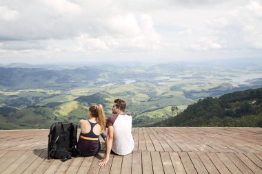 Atletik çift oturma ve manzaraya bakarak