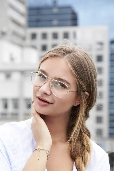 Lachende Jonge Vrouw Glazen Portret — Stockfoto