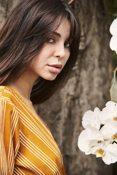 Schöne Frau Mit Blume Die Die Kamera Schaut — Stockfoto