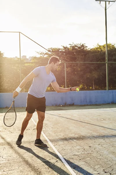 太陽に照らされたテニス プレーヤーを提供する準備ができて — ストック写真