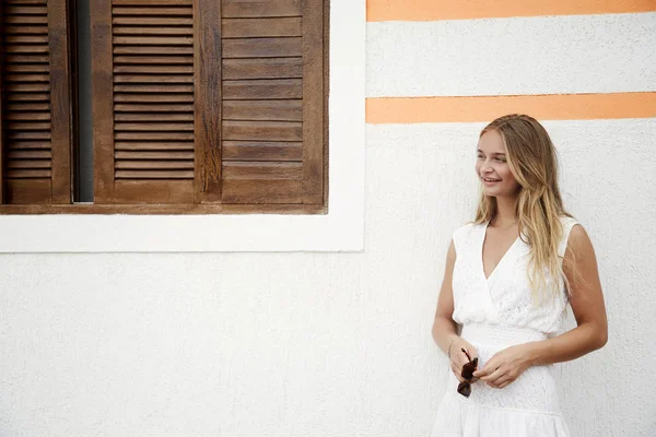 Sorrindo Mulher Loira Branco Olhando Para Longe — Fotografia de Stock