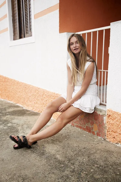 Jovem Mulher Vestido Branco Sorrindo Para Câmera — Fotografia de Stock