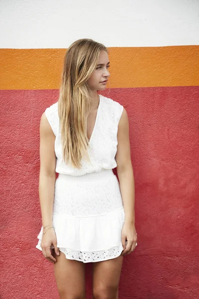 Jovem Mulher Pensativa Vestido Branco — Fotografia de Stock