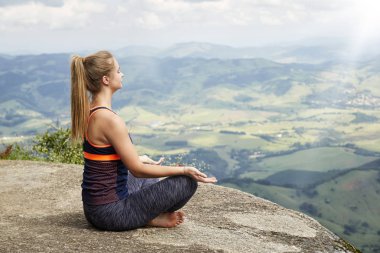 Güzel kadın peyzaj üzerinde meditasyon