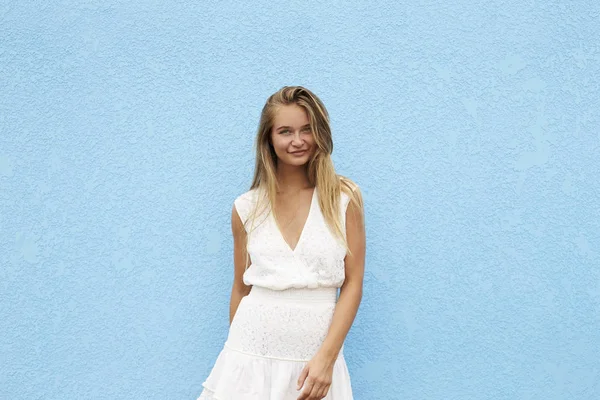 Vacker Blond Kvinna Mot Blå Vägg Stående — Stockfoto