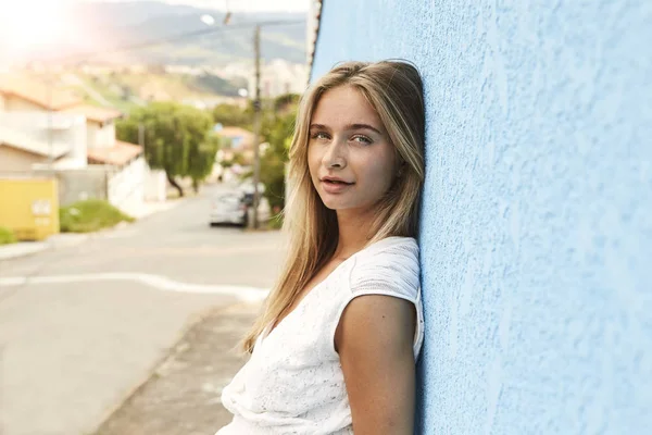 Genç Sarışın Kız Mavi Duvara Portre — Stok fotoğraf