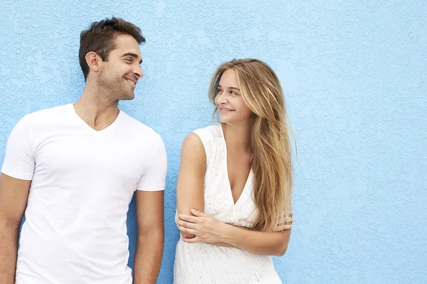 Smiling Couple White Blue Wall — Stock Photo, Image