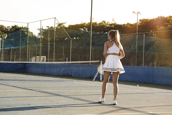 Unga Tennisspelare Domstolen Bakifrån — Stockfoto