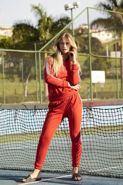 Sportos Lány Piros Melegítőben Portréja — Stock Fotó