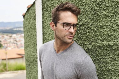 Ciddi adam uzak gözlük arıyorum