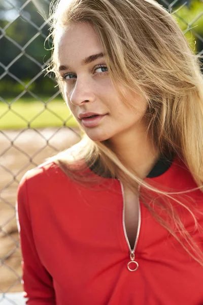 Gorgeous Blond Atlet Röd Stående — Stockfoto