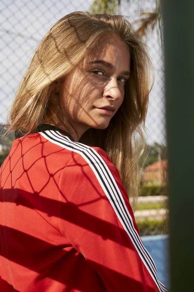 Sportos Lány Piros Portréja — Stock Fotó