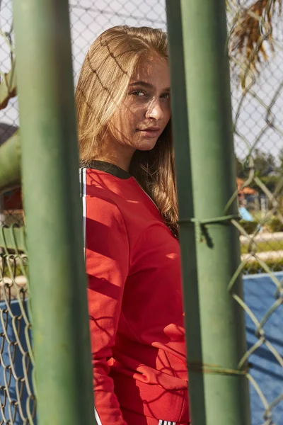 Menina Traje Moda Vermelha Olhando Para Câmera — Fotografia de Stock