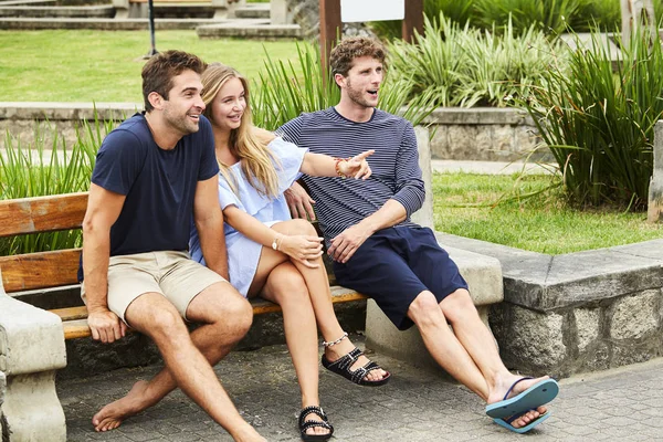 Amigos Apontando Olhando Para Longe Sorrindo — Fotografia de Stock