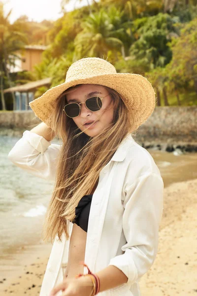 在海滩上的太阳帽和色调的酷女孩 — 图库照片