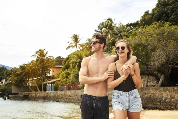 Jovem Casal Feliz Férias Sorrindo — Fotografia de Stock