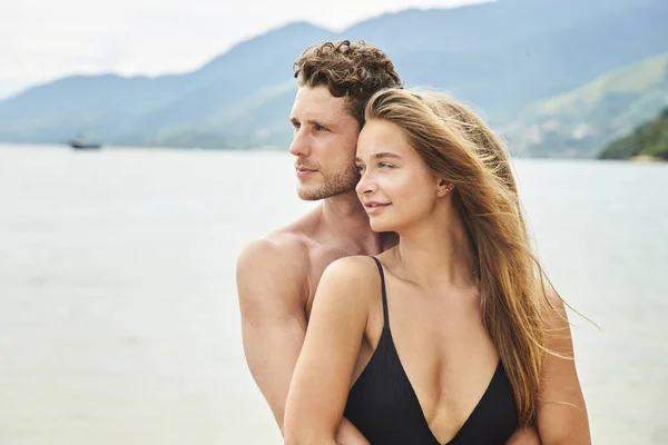 Casal Jovem Contemplativo Por Mar Olhando Para Longe — Fotografia de Stock