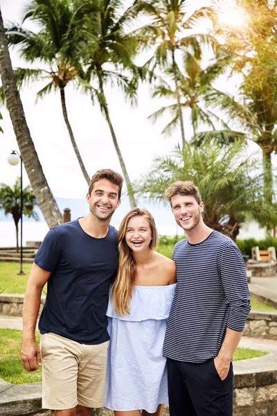 Amici Belli Piedi Insieme Sorridenti — Foto Stock