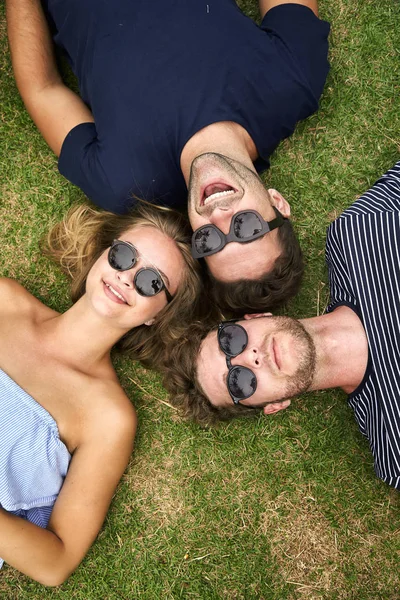 Amigos Ensolarados Sorrindo Para Câmera Deitados — Fotografia de Stock