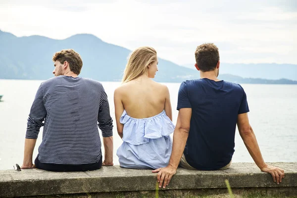 Amici Che Guardano Vista Dal Muro — Foto Stock