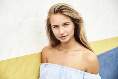 Duvara yaslanmış güzel sarışın kadın