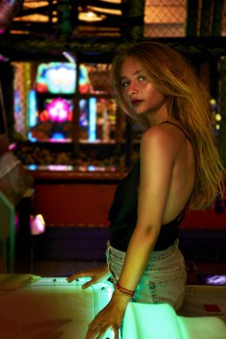 Atari, sarışın kız portre