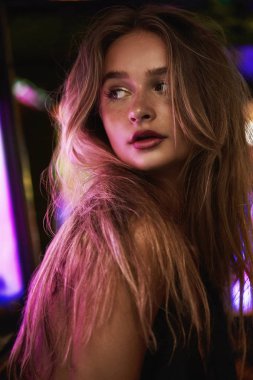 Tetikte muhteşem genç sarışın bir kadın