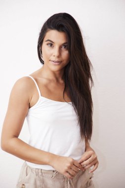 Genç esmer kamera için arıyorsunuz