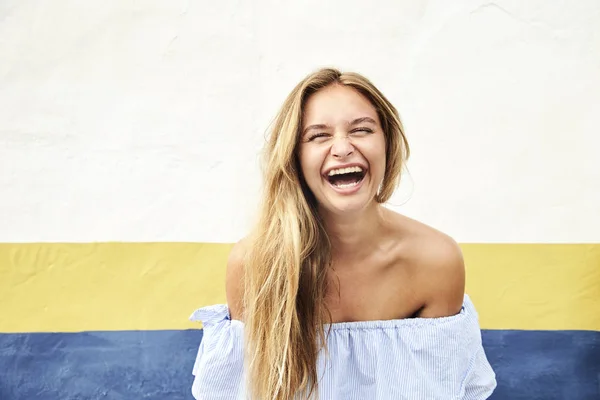 Lachendes Blondes Mädchen Vor Der Wand Porträt — Stockfoto