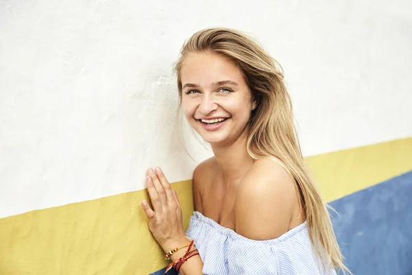 Sonriendo Hermosa Chica Apoyada Contra Pared Retrato —  Fotos de Stock