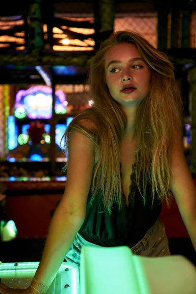 Vacker Blond Kvinna Arcade Tittar Bort — Stockfoto