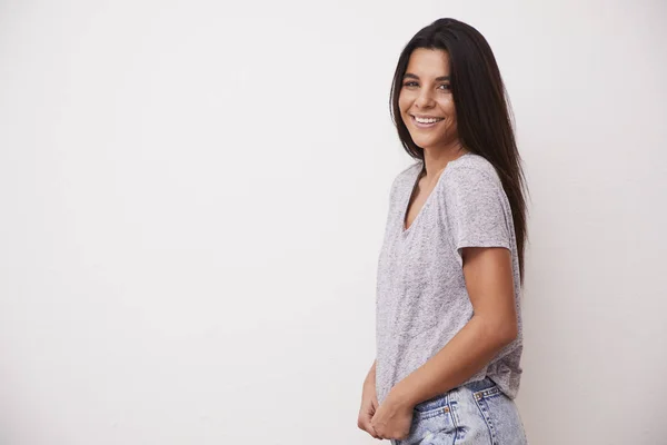 Mulher Morena Bonita Sorrindo Para Câmera — Fotografia de Stock