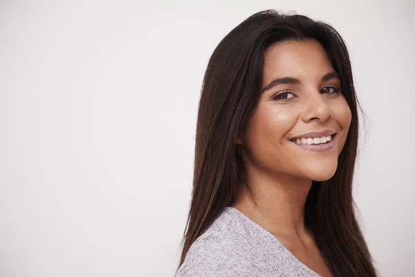 Mulher Bonita Sorrindo Estúdio Branco — Fotografia de Stock