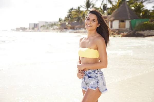 Beautiful Brunette Beach Smiling Camera — Stock Photo, Image