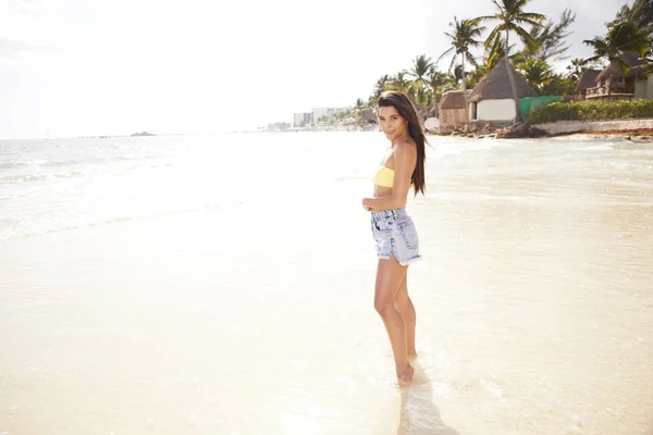 Досить Молодий Пляж Дівчини Дивлячись Камеру Мексика — стокове фото
