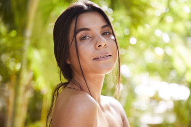 Güzel genç kadın kameraya arıyor