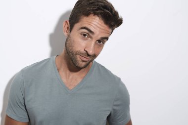 Gri beyaz karşı anız adam portresi